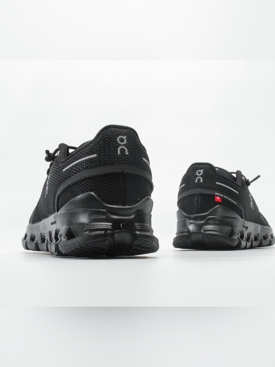 On Running Kids Cloud 6 Athletic
Shoe All - Black 🙋🏻‍♀️🙋🏻(SIZE 4.5Y)